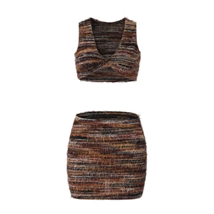 Détail d'un ensemble deux pièces en maille pelucheuse avec crop top croisé et mini jupe