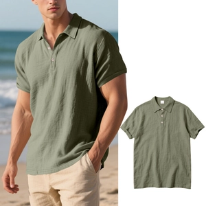 Détail d'un polo en lin vert olive avec patte à trois boutons et tissu respirant