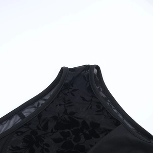 Détail du tissu en résille noire avec flocage floral élégant et coutures délicates