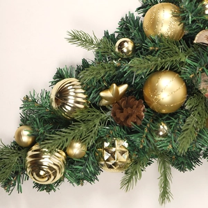 Weihnachts-PVC-Hängebaum mit goldenen Kugeln, Zapfen und grünen Tannennadeln