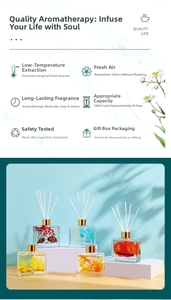 Detailed view of 100ml herbarium diffuser set with dried flowers and fiber sticks