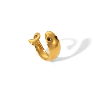 Makroaufnahme goldener Schlangenohrringe mit schwarzen Augen und polierter Oberfläche