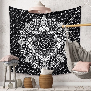 Détail d'une tapisserie mandala noir et blanc avec motifs célestes de lune et d'étoiles