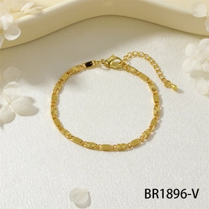 Vista macro del bracciale a catena dorata con maglie a stella e chiusura regolabile