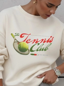 Λεπτομέρεια του γραφικού τύπου tennis club σε κρεμ βαμβακερό φούτερ με μαλακή υφή