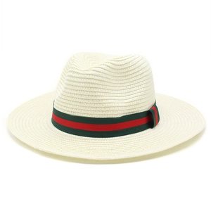 Détail du chapeau de paille Panama blanc avec ruban rayé rouge et vert élégant