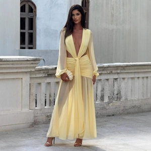 Gelbes Maxikleid aus Chiffon mit tiefem V-Ausschnitt, langen Ärmeln und Taillenfalten