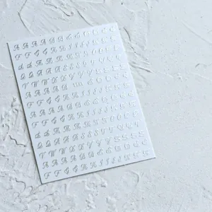 Detail van zilveren alfabet nagelstickers met zelfklevende 3D-laser letterpatronen metaal