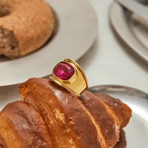 Vintage wide gold stainless steel ring with red square zircon on a croissant