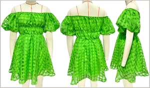 Détails de la mini robe verte à carreaux en mesh avec épaules dénudées et manches bouffantes