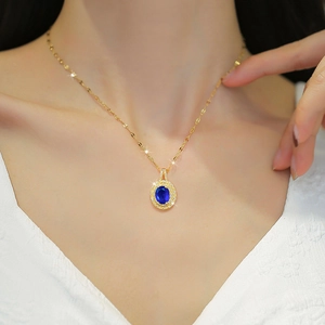 Collier en acier titane avec cristal bleu goutte d'eau et diamants sur modèle