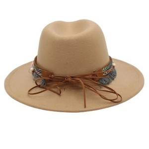 Dettaglio del cappello Fedora bohémien con ricami etnici e nappe rustiche decorate