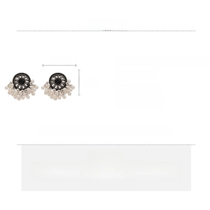 Detailed size and material guide for vintage style earrings with pearls and rhinestones