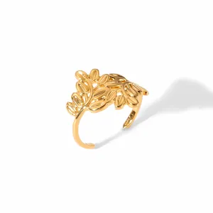Détail du motif feuille dorée sur une bague ajustable en acier inoxydable doré