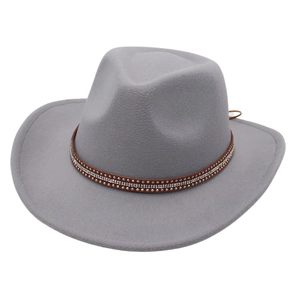 Classico cappello da cowboy western grigio chiaro con fascia di borchie e strass su bianco