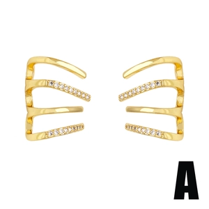 Orecchini a clip multistrato dorati con zirconi brillanti su sfondo bianco