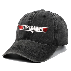Dettaglio del ricamo Top Grandpa su cappello da baseball in cotone nero lavato stile vintage