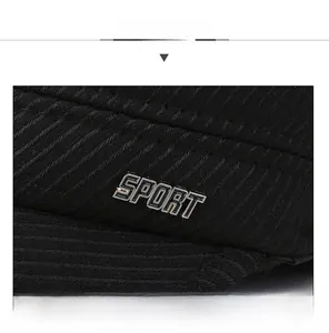 Detailansicht der Wintermütze mit SPORT-Metalllogo und gewebter Twill-Struktur für Herren