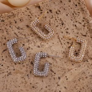 Vista dettagliata degli orecchini rettangolari in oro e argento con cristalli di zirconia