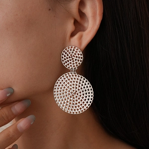 Gros plan de boucles d'oreilles géométriques en argent à double cercle creux