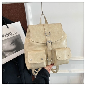 Vue détaillée d'un sac à dos en cuir PU crème avec boucles argentées et texture plissée