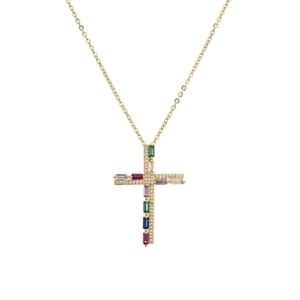 Collier croix dorée avec zircons colorés taille baguette et cristaux micro-pave sur fond blanc