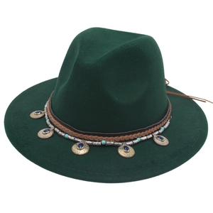 Dettaglio del fedora verde scuro con fascia in pelle intrecciata e perline turchesi