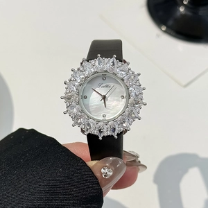 Elegante orologio Scottie da donna con lunetta in cristallo e cinturino in pelle nera