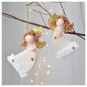 Dettaglio di angeli di peluche con ali dorate e colletto in pizzo su un albero di Natale