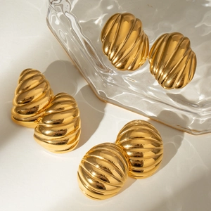 Gros plan de trois paires de boucles d'oreilles dorées à texture côtelée polie