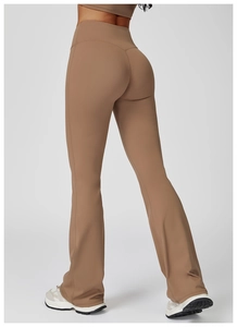 Vue arrière du pantalon de yoga évasé à taille haute marron avec effet sculptant