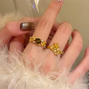 Nahaufnahme der vintage 18K vergoldeten Ringe mit Tigerauge-Stein und Sternenmotiv