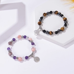 Bracelets de yoga en jaspe zébré rose et arbre de vie sur pierre géométrique blanche