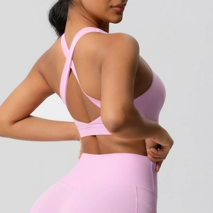 Soutien-gorge de sport rose avec bretelles croisées et legging taille haute