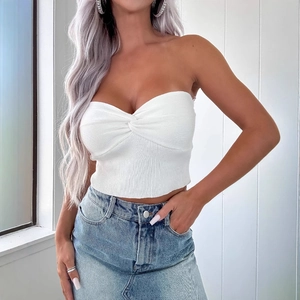 Jupe en jean irrégulière à taille haute avec bords effilochés et haut bustier blanc sur modèle