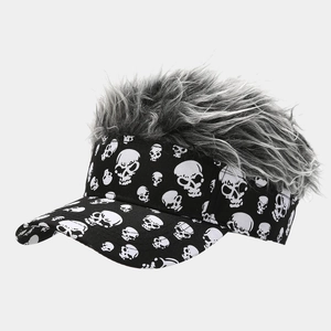 Détail d'une visière punk avec faux cheveux gris et imprimés de crânes blancs