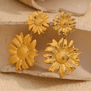 Makroaufnahme der 18K vergoldeten Sonnenblumen-Ohrringe mit 3D-Metallblütenblättern