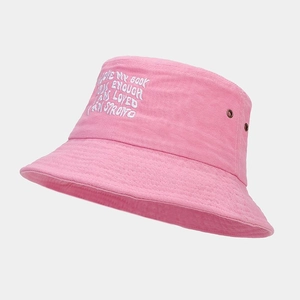 Détail du chapeau bob rose avec broderie blanche et œillets d'aération en métal