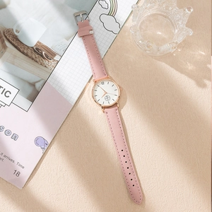 Elegante reloj de cuarzo para mujer con correa de cuero rosa y caja dorada sobre fondo