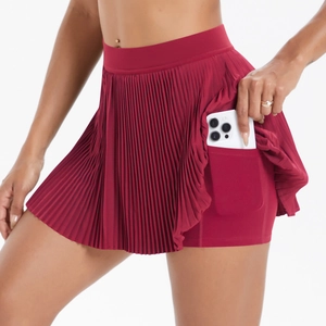 Detailansicht des weinroten Faltenrock-Shorts mit Innentasche für Tennis und Fitness