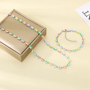 Detalle de un conjunto de joyas de mariposa en esmalte colorido con collar y brazalete