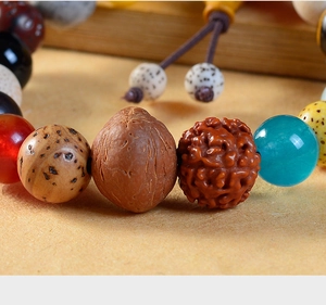 Makroaufnahme von Bodhi-Samen wie Rudraksha und Türkis auf diesem buddhistischen Armband