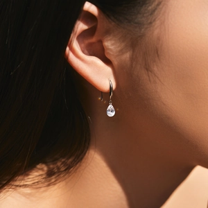 Élégantes boucles d'oreilles goutte en argent S925 avec zircon portées par un mannequin