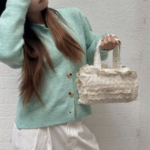 Vue détaillée du sac cabas en toile avec bordure en dentelle blanche et motif floral bleu