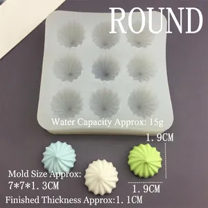 Vue macro d'un moule en silicone à 9 cavités en spirale avec dimensions pour pâtisserie