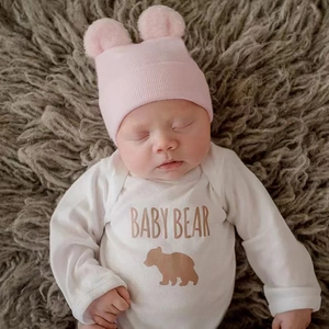 Cappello in maglia per neonati con due pompon e tutina a maniche lunghe Baby Bear