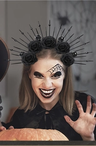 Gothic crown headband with black roses, mini skulls and spikes for Halloween cosplay outfits