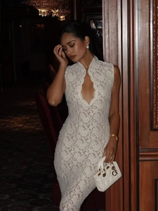 Détail d'une robe sans manches en dentelle blanche avec décolleté goutte et coupe ajustée