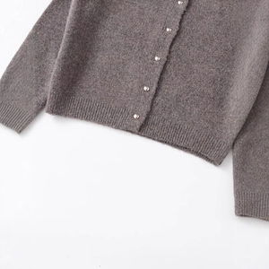 Cardigan in maglia grigio scuro da donna con bottoni metallici argentati e polsini a coste