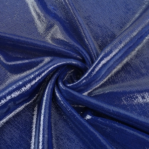 Makro-Detail von königsblauem Metallic-Gewebe mit eleganter, plissierter Textur